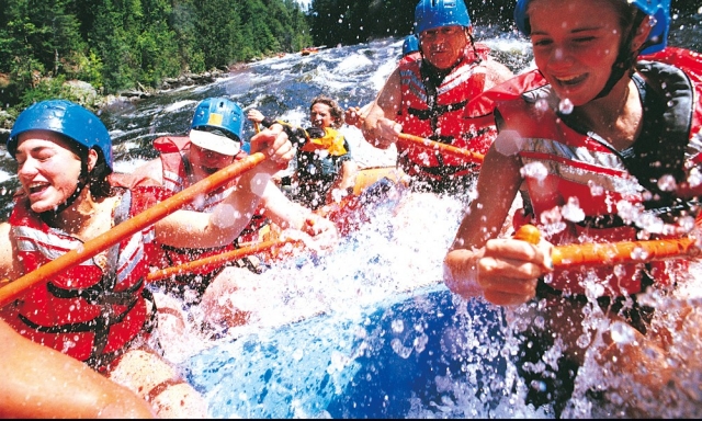  通过 Darentasia Rafting 